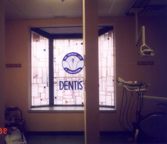 Glaskunstfenster von Branden Gates in Arztpraxis